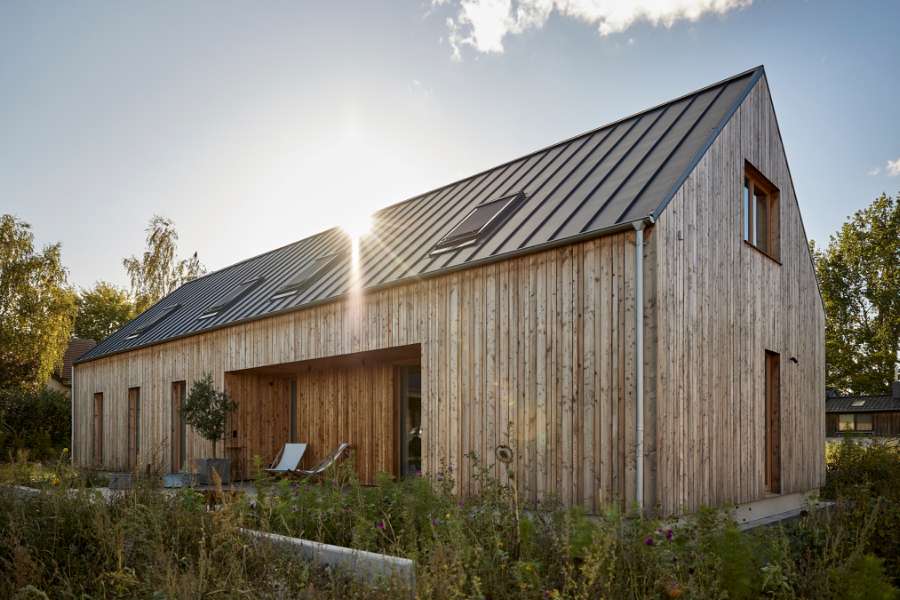 Roen sænker sig under ståltag på idyllisk naturgrund, Fischerstraße 11d, 14778 Päwesin, Tyskland